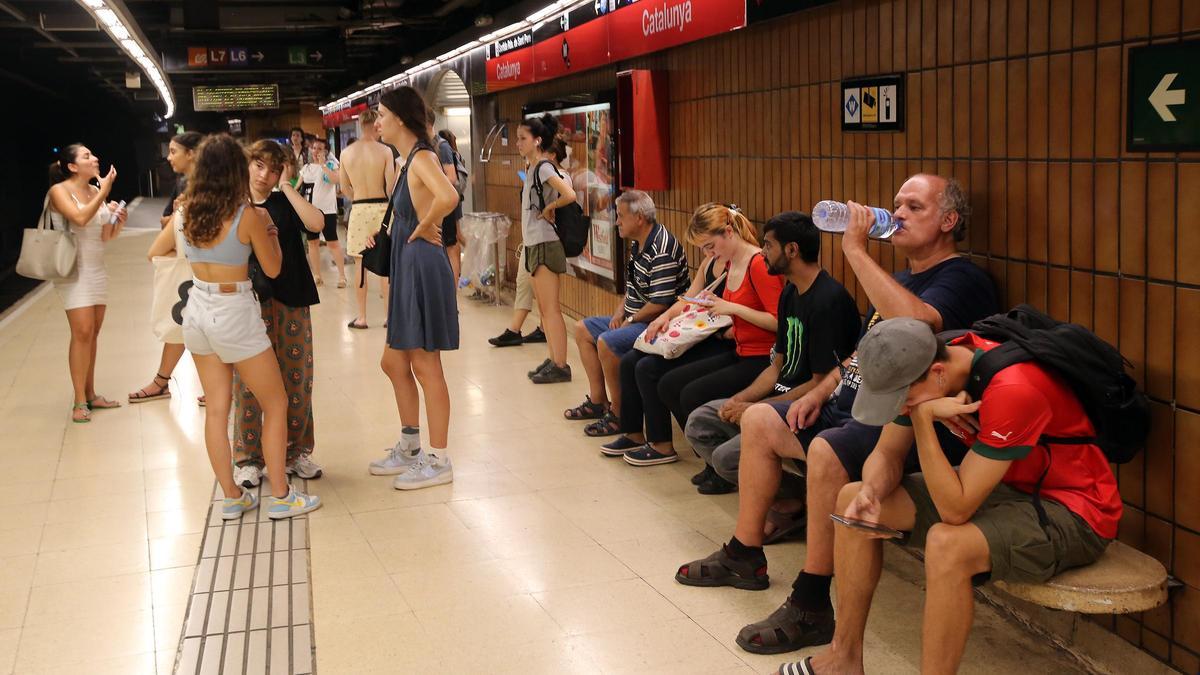 Bewildered Barcelona: Chaos Ensues as Passengers Mistake Conductor for Fearful Creature