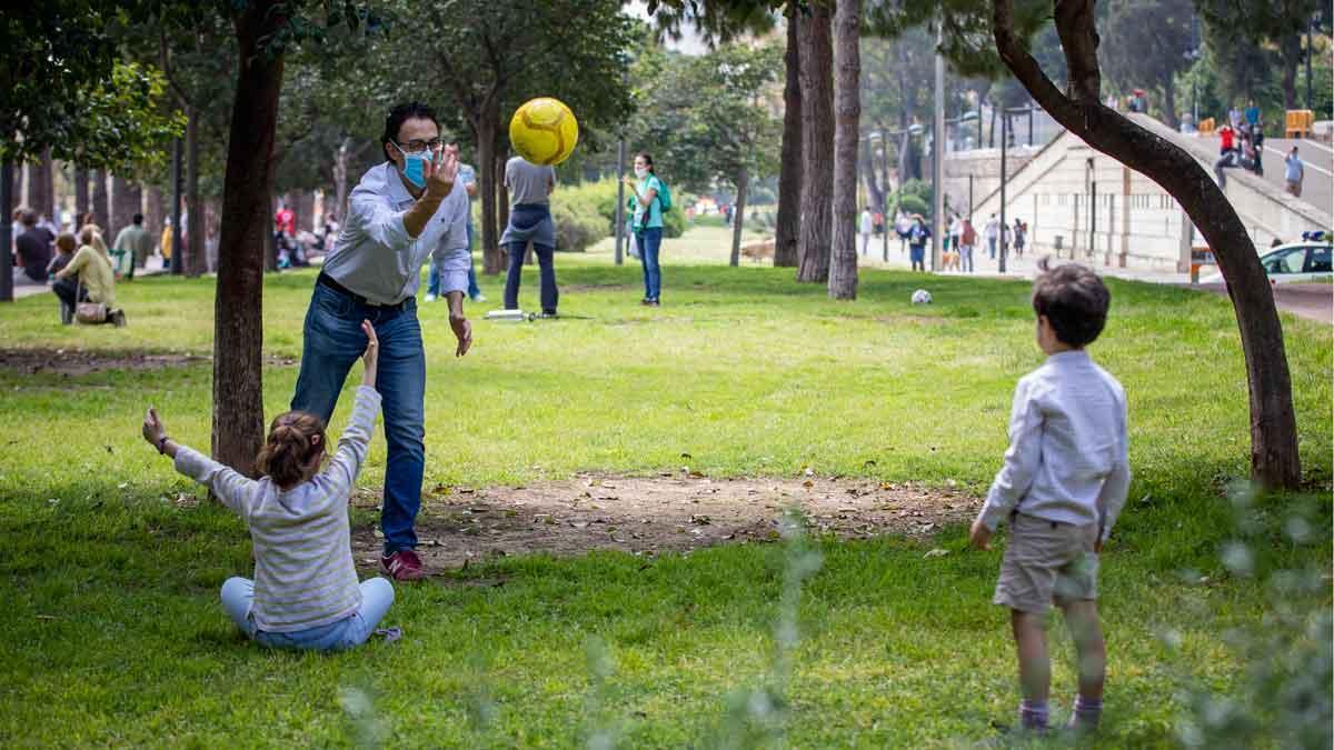 Fernand Simón señala que por ahora no se conoce relación entre ’shocks’ de niños y el coronavirus. En la foto, unos niños juegan con su padre en un parque de Valencia, tras pasar seis semanas encerrados por la alerta de coronavirus.