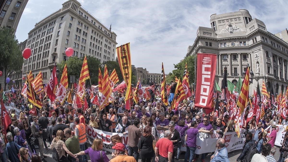 Centenares de delegados sindicales de 25 sectores manifestándose frente a Foment del Treball para reclamar mayores incrementos salariales, el pasado 22 de mayo.