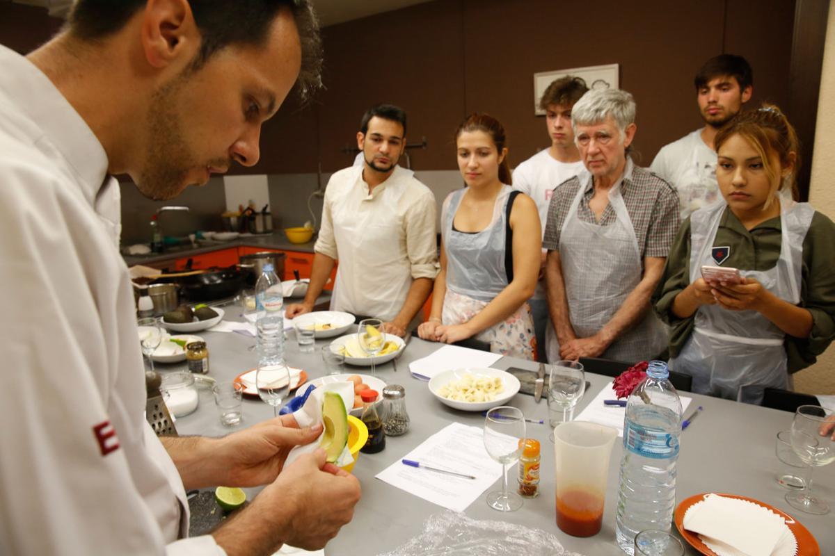Uno de los profesores de Sabores taller de cocina alecciona a sus alumnos durante una sesión.