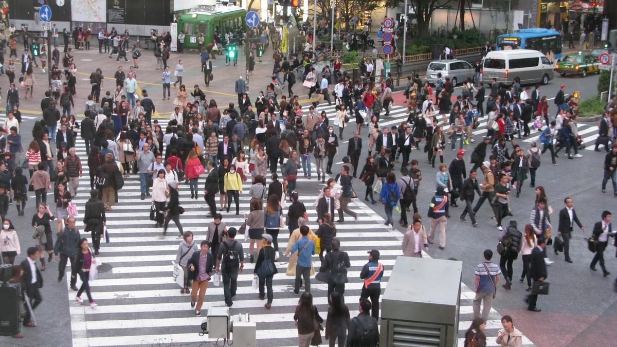 Multitud de gente cruza la calle en la estación de Shibuya, en Tokio.