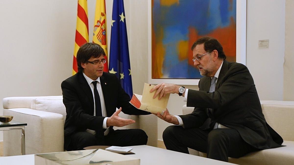 Puigdemont y Rajoy, en la entrevista que mantuvieron en la Moncloa en abril del 2016.