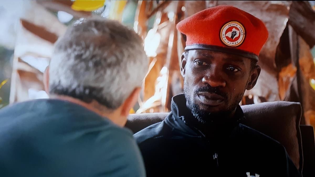 El periodista Jon Sistiaga, en Africa con Bobi Wine El periodista Jon Sistiaga, en Africa con Bobi Wine