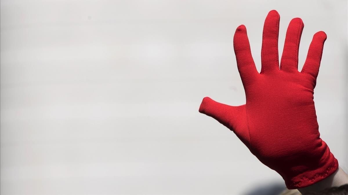 Protesta en Pamplona exhibiendo manos rojas, símbolo contra las agresiones sexuales. Protesta en Pamplona exhibiendo manos rojas, símbolo contra las agresiones sexuales.