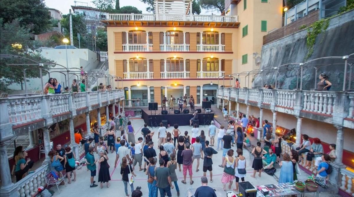 Actuación del músico ghanés King Ayisoba en el Casino de La Floresta. Actuación del músico ghanés King Ayisoba en el Casino de La Floresta.