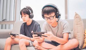 Niños chinos enganchados a las pantallas