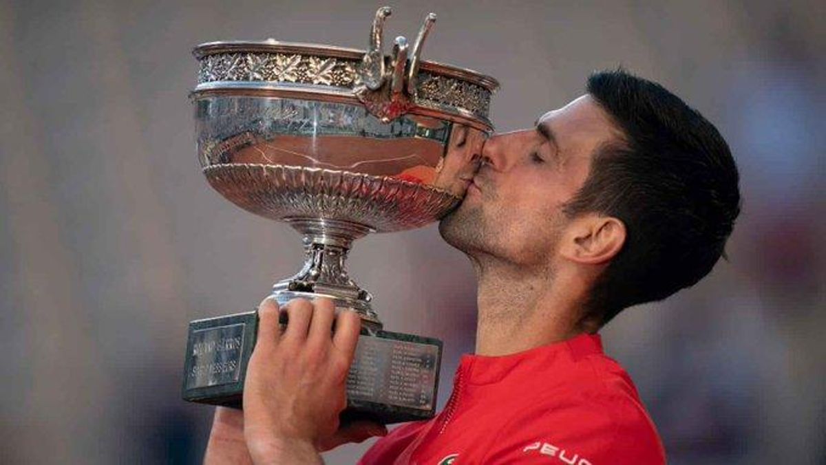 Djokovic besa la copa de Roland Garros. Djokovic besa la copa de Roland Garros.
