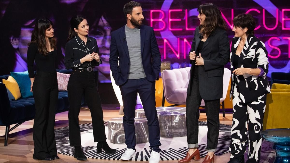 Dani Rovira junto a Silvia Abril, Belén Cuesta, Anna Castillo y Macarena García en ’La noche D’. Dani Rovira junto a Silvia Abril, Belén Cuesta, Anna Castillo y Macarena García en ’La noche D’.