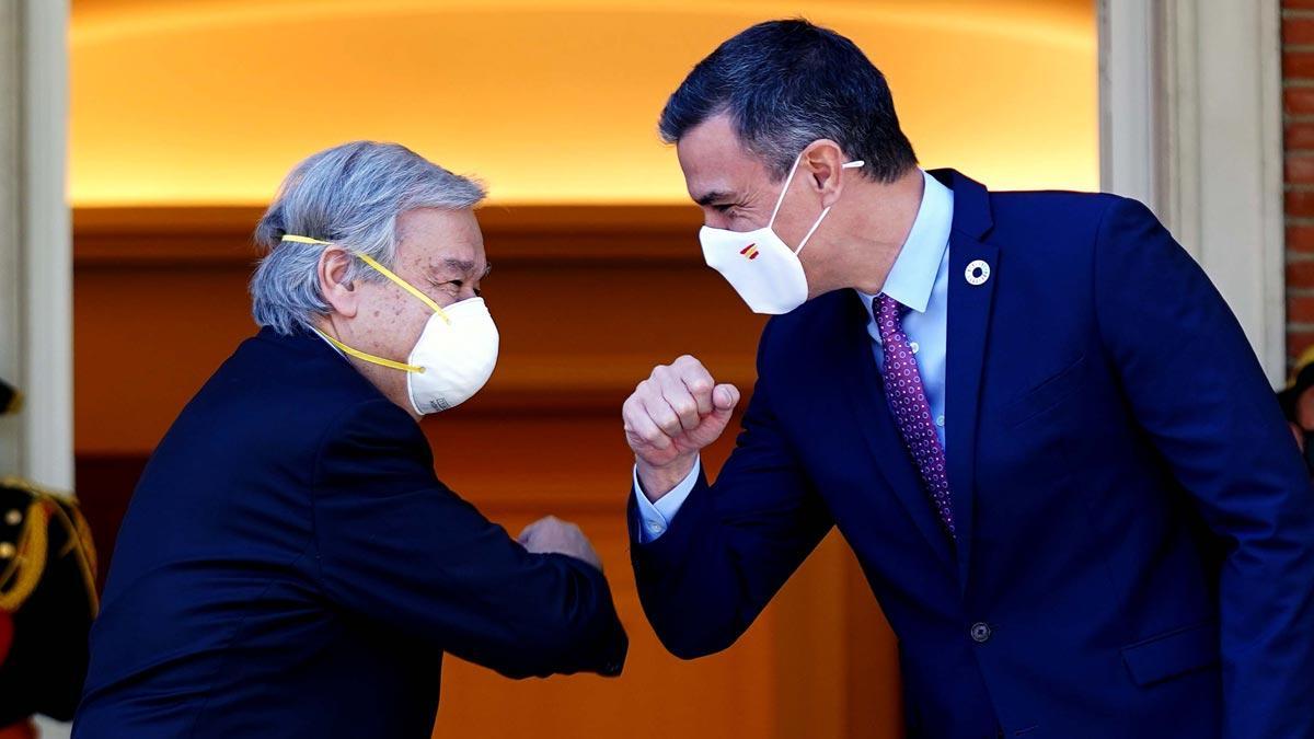 Antonio Guterres apoya crear condiciones para que el diálogo fructifique en Catalunya. En la foto, Guterres y Sánchez se saludan.