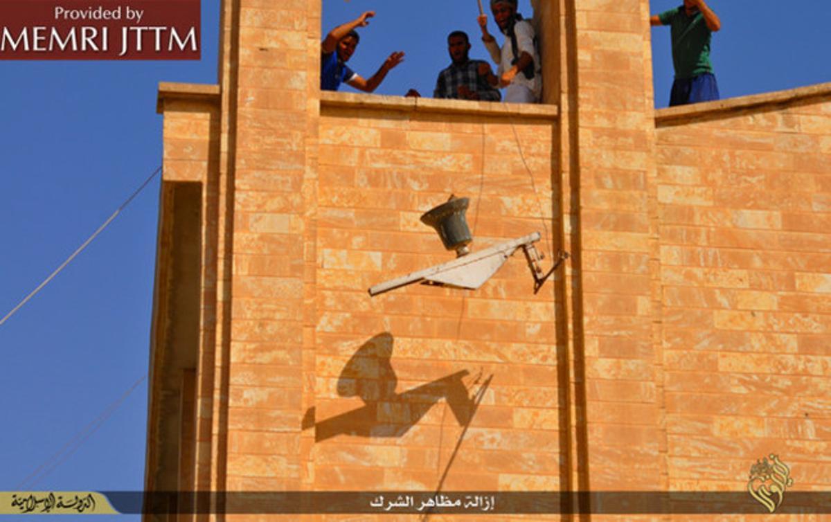 Los yihadistas derriban la cruz de una iglesia en el norte de Irak.