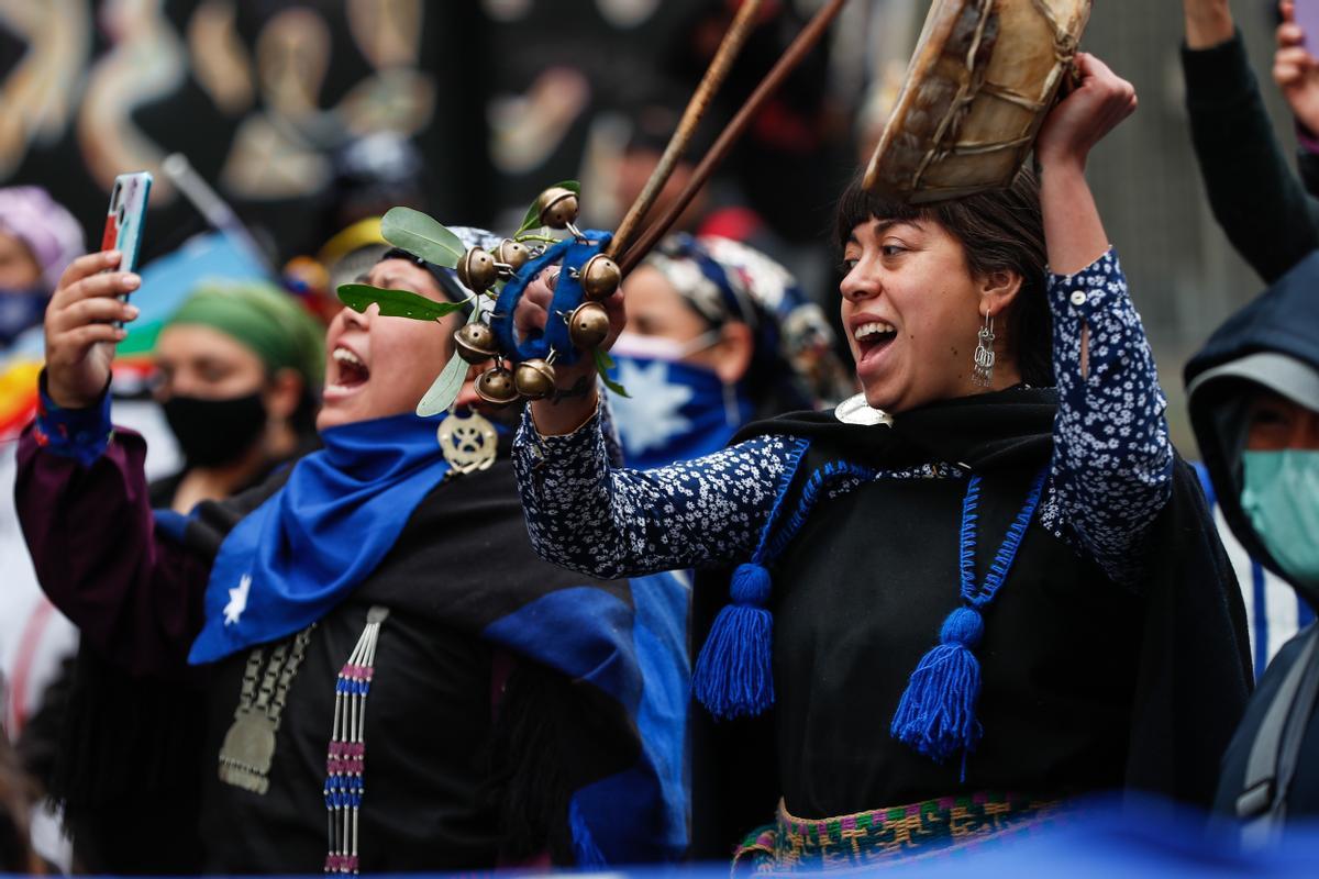 Grupos de personas, en su mayoría mapuches, participan en una protesta por la autonomía y resistencia del pueblo mapuche, el pasado 10 de octubre en Santiago de Chile.