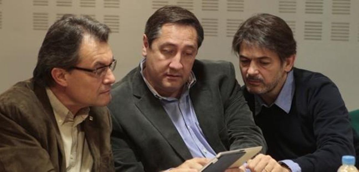 El ’conseller Josep Maria Pelegrí, entre Artur Mas y Oriol Pujol, en el Consell Executiu de CiU el pasado 22 de abril. El ’conseller Josep Maria Pelegrí, entre Artur Mas y Oriol Pujol, en el Consell Executiu de CiU el pasado 22 de abril.