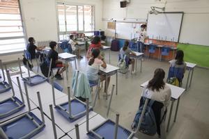Alumnos y maestros con distancias y mascarillas en la reapertura de los centros escolares tras el confinamiento total, en 2020.