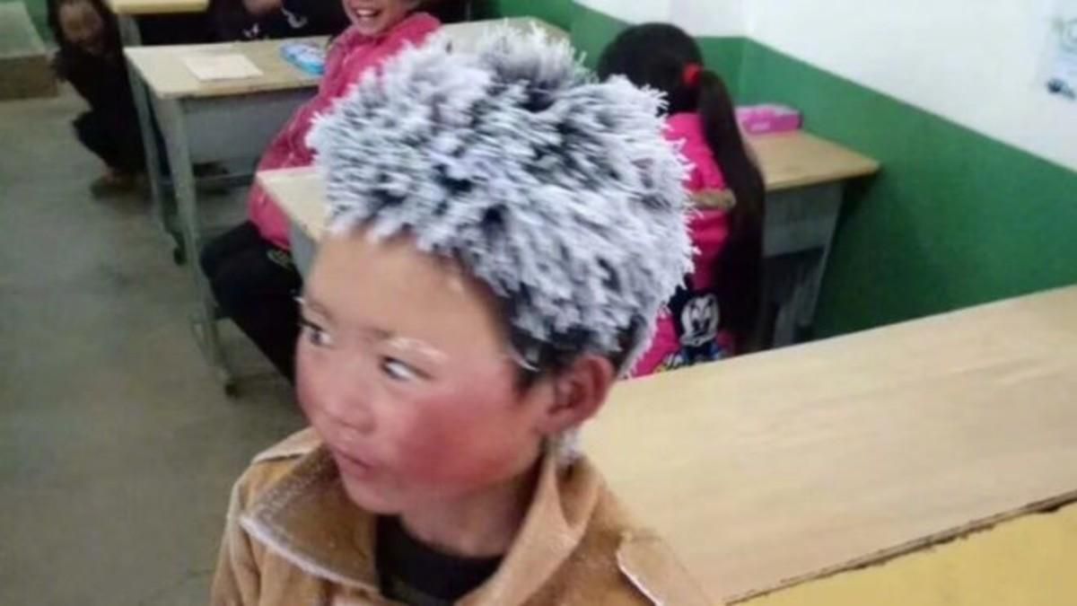 El Pequeño Wang, con el pelo congelado, en su colegio. El Pequeño Wang, con el pelo congelado, en su colegio.