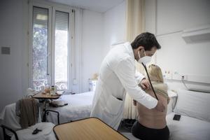 El neumólogo Xavier Casas atiende a un paciente en el centro de tuberculosis de Barcelona, Serveis Clínics.