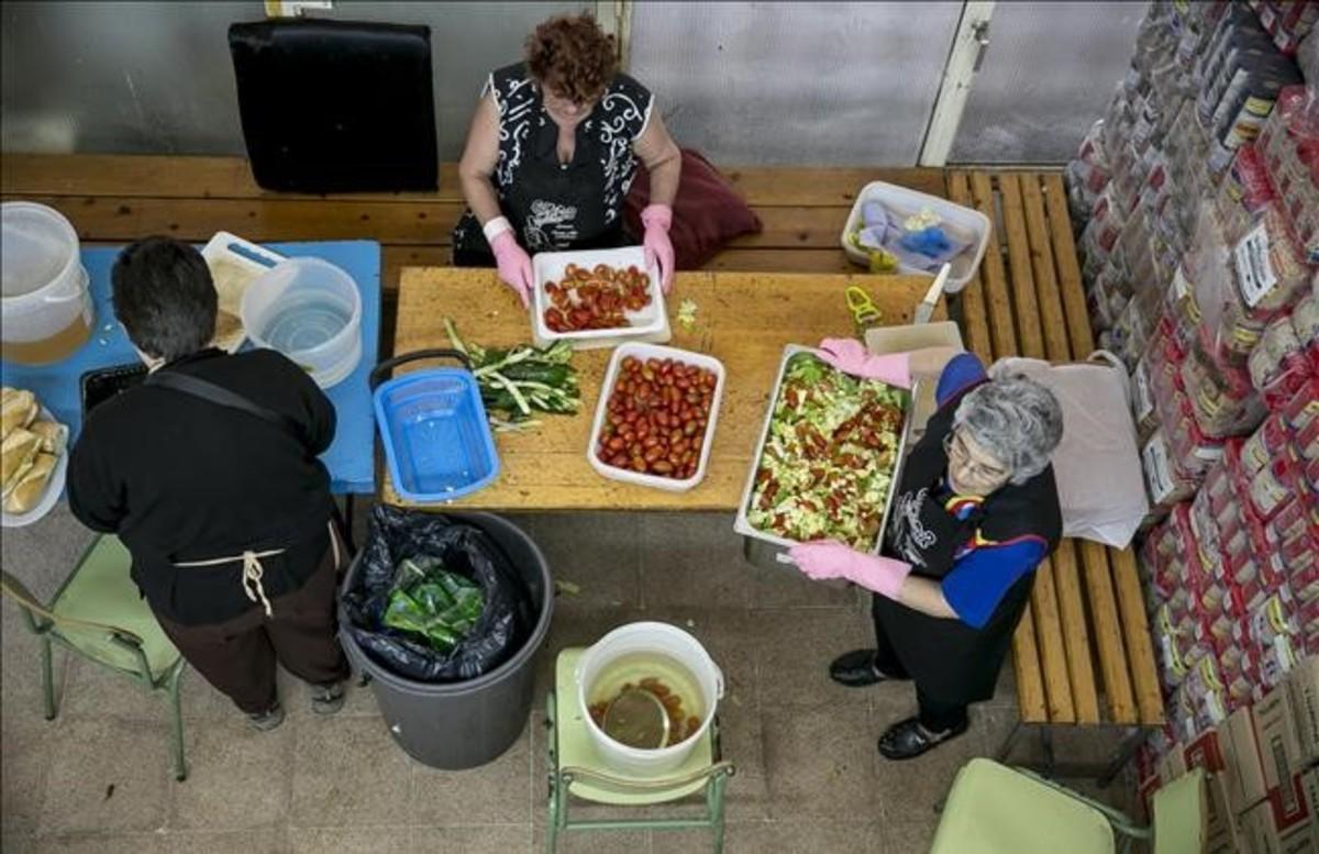 Vecinas del barrio del Besòs preparan la comida para el comedor solidario Gregal.