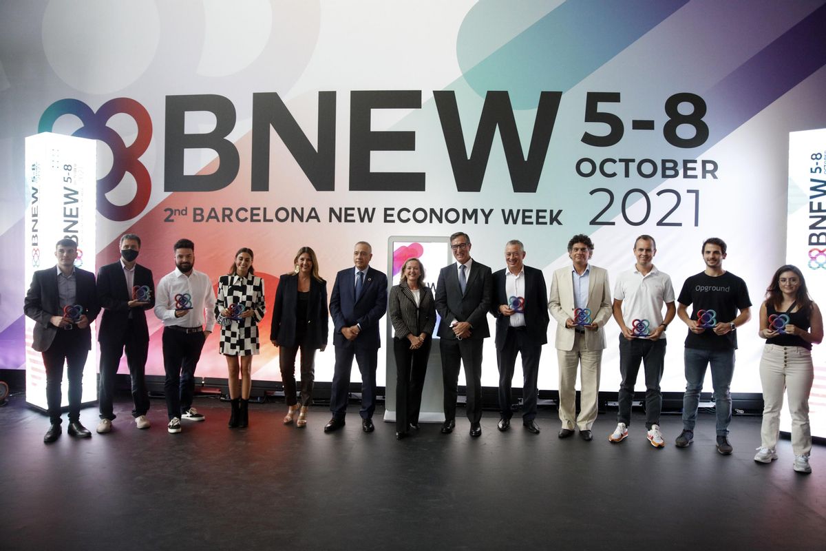 La vicepresidenta primera del Gobierno, Nadia Calviño, junto a los representantes de las ’start-ups’ premiadas en BNEW. La vicepresidenta primera del Gobierno, Nadia Calviño, junto a los representantes de las ’start-ups’ premiadas en BNEW.