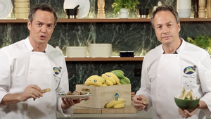 Los hermanos Sergio y Javier Torres, con plátanos de Canarias con los que han hecho cuatro vídeo recetas.