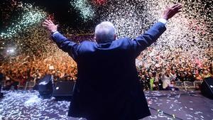 Andres Manuel López Obrador celebra su victoria en la ciudad de México.  