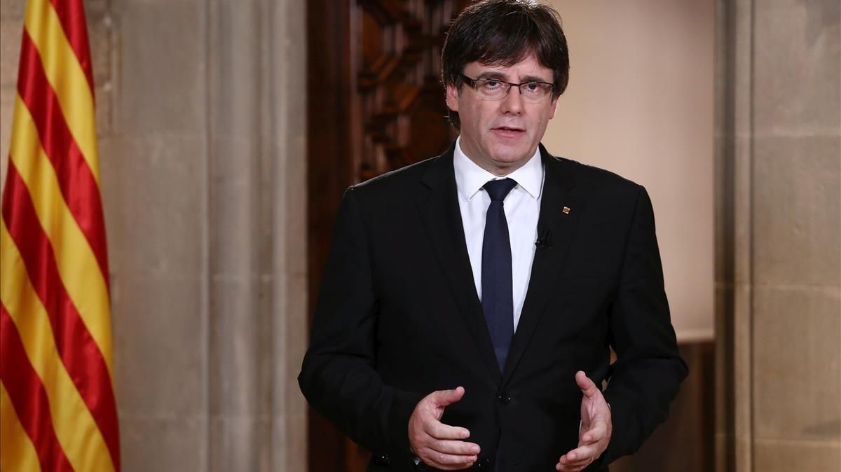Puigdemont, durante su declaración institucional desde el Palau de la Generalitat. Puigdemont, durante su declaración institucional desde el Palau de la Generalitat.