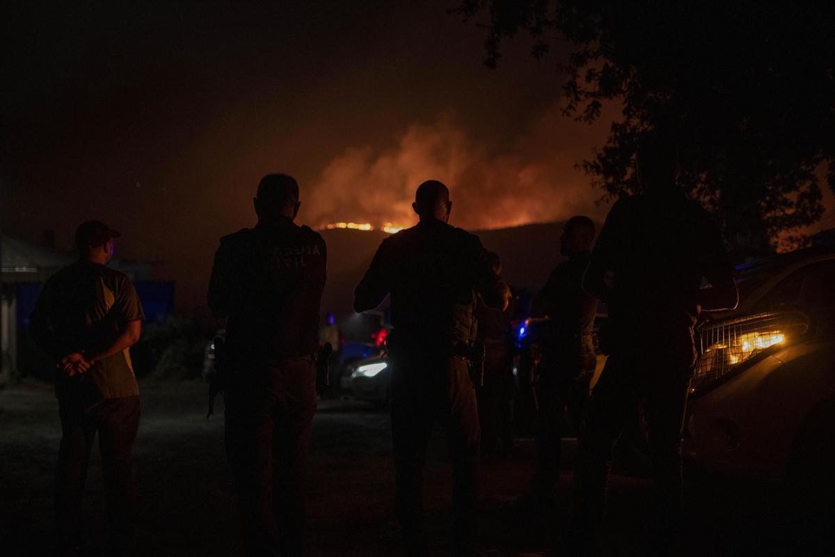 Agentes de la Guardia Civil ante el incendio forestal cercano a la localidad de Bustelo (Pontevedra), que tuvo que ser desalojada por la cercanía de las llamas. EFE/ Brais Lorenzo