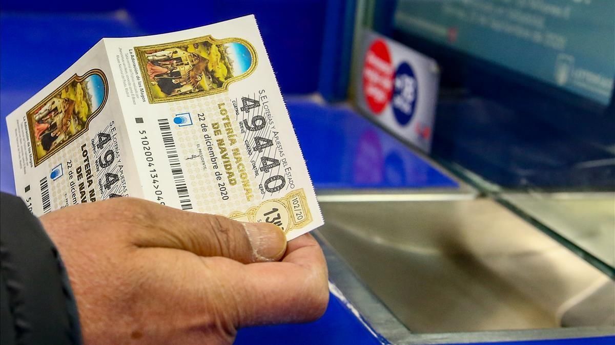 Una persona compra un decimo para el Sorteo Extraordinario de la Loteria de Navidad 2020 Una persona compra un decimo para el Sorteo Extraordinario de la Loteria de Navidad 2020