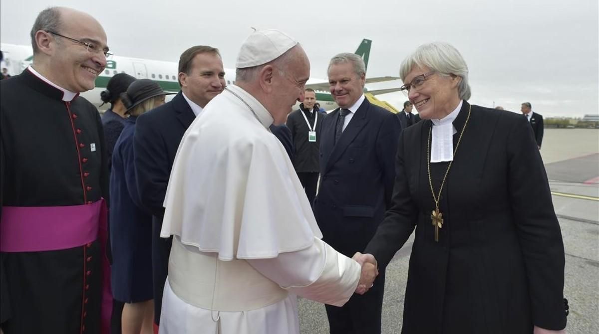La superior de la Iglesia de Suecia, Antje Jackelen, saluda al papa Francisco, este lunes en Malmo. La superior de la Iglesia de Suecia, Antje Jackelen, saluda al papa Francisco, este lunes en Malmo.