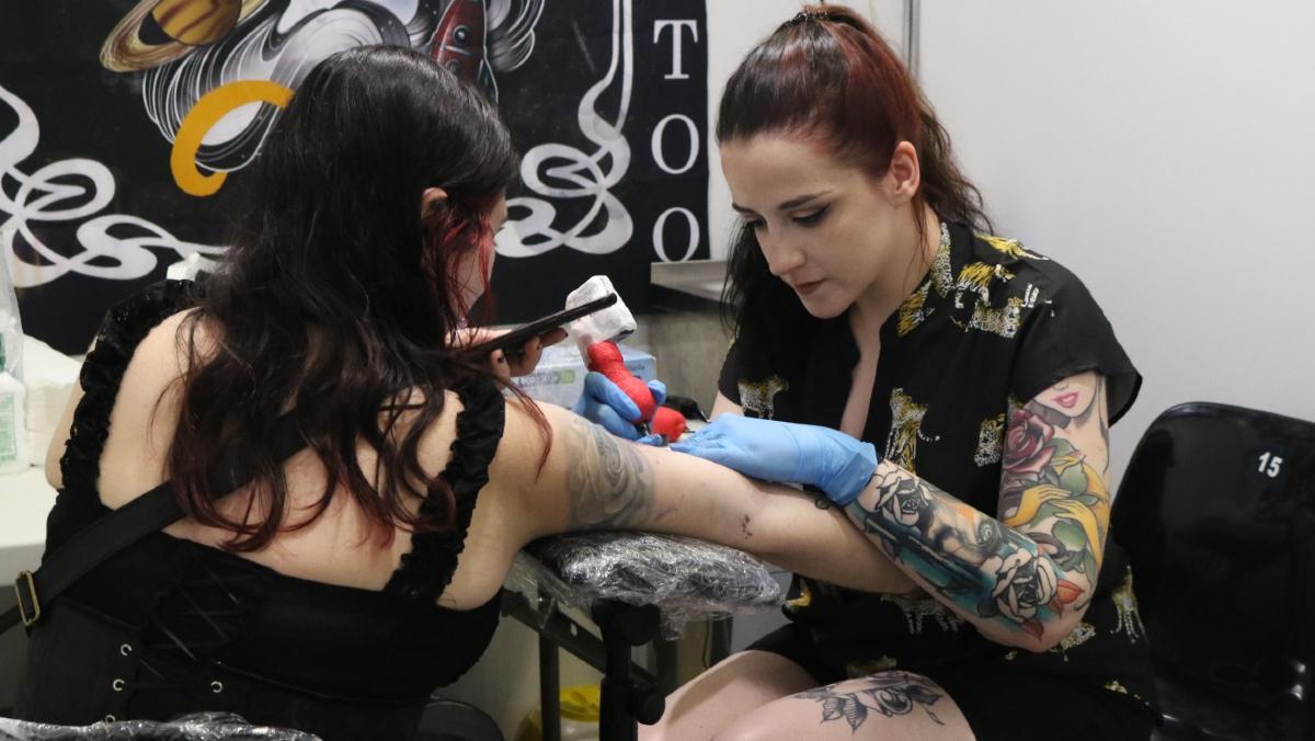 Una joven se tatúa en la última edición de la BAUM Fest Barcelona Tattoo Expo.