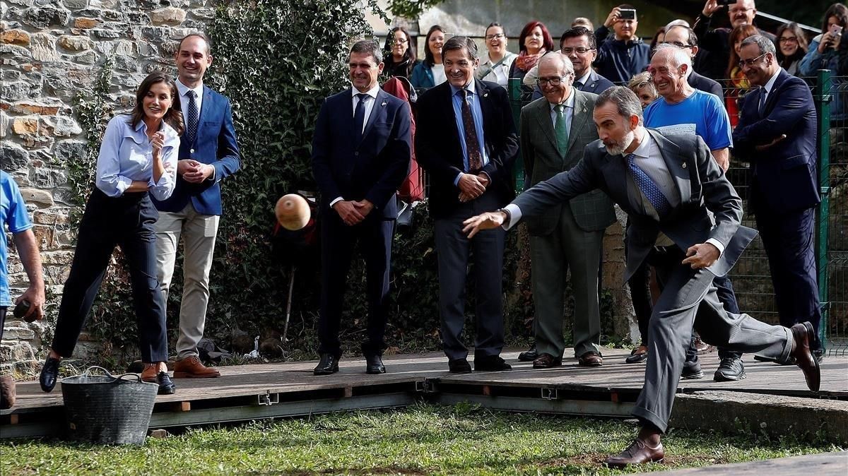 El Rey sorprendió a propios y extraños con su acierto en el bolo vaqueiro, durante su visita a la aldela de Moal. El Rey sorprendió a propios y extraños con su acierto en el bolo vaqueiro, durante su visita a la aldela de Moal.