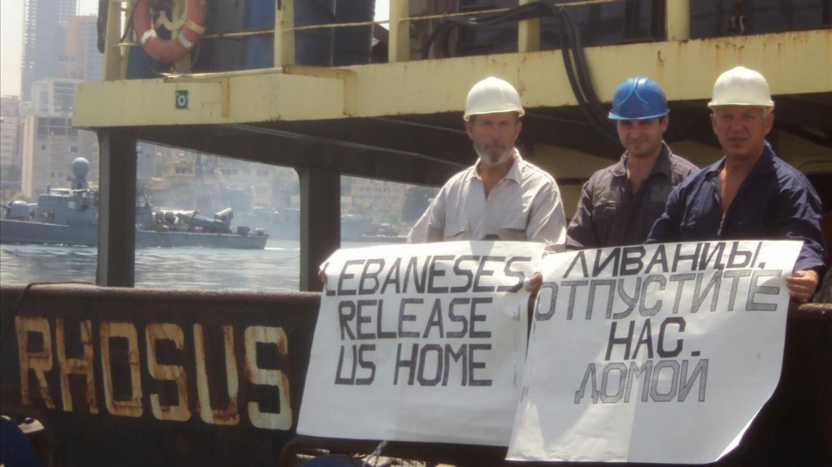 El capitán del Rhosus, Boris Prokoshev, y dos miembros de la tripulación en una foto del verano del 2014 mientras permanecían retenidos en el puerto de Beirut y pedían ser puestos en libertad. El capitán del Rhosus, Boris Prokoshev, y dos miembros de la tripulación en una foto del verano del 2014 mientras permanecían retenidos en el puerto de Beirut y pedían ser puestos en libertad.