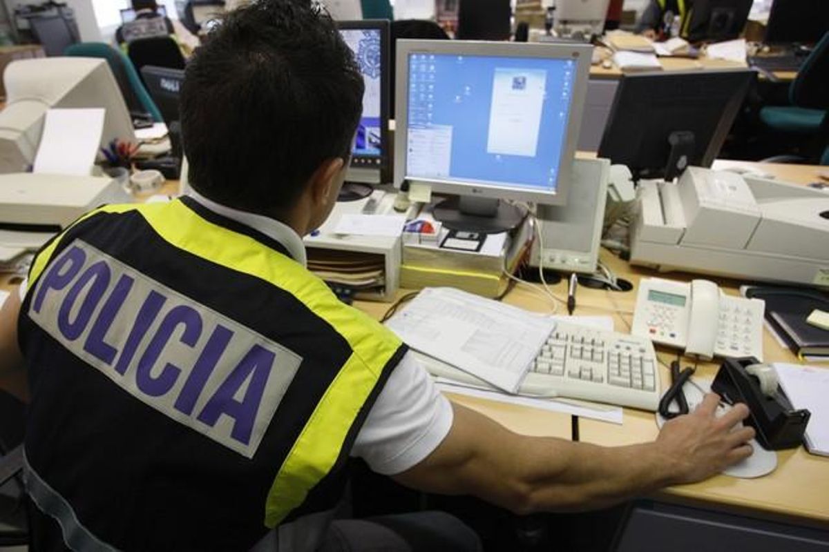 Un agente rastrea internet en busca de delincuentes que trafican con material pedófilo. Un agente rastrea internet en busca de delincuentes que trafican con material pedófilo.