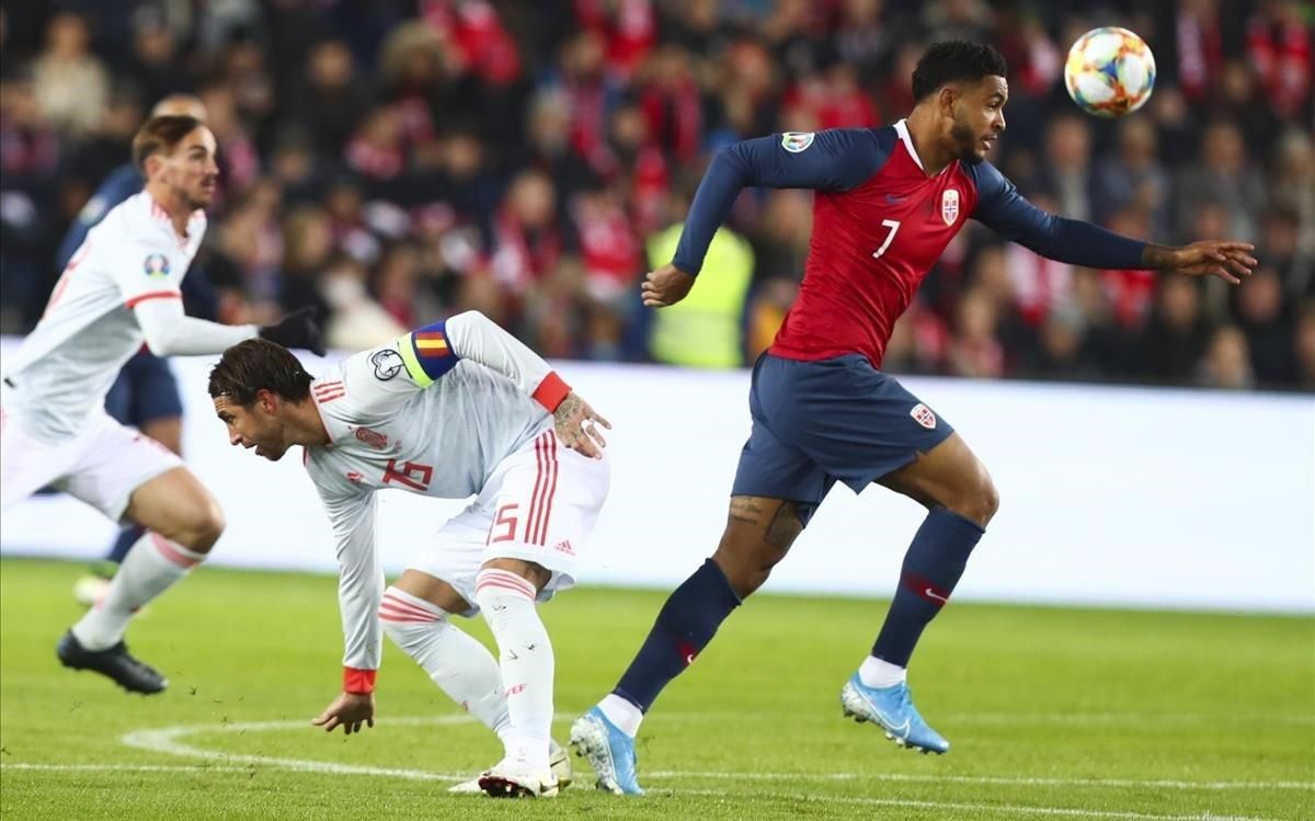 King deja atrás a Ramos en el Noruega-España. King deja atrás a Ramos en el Noruega-España.