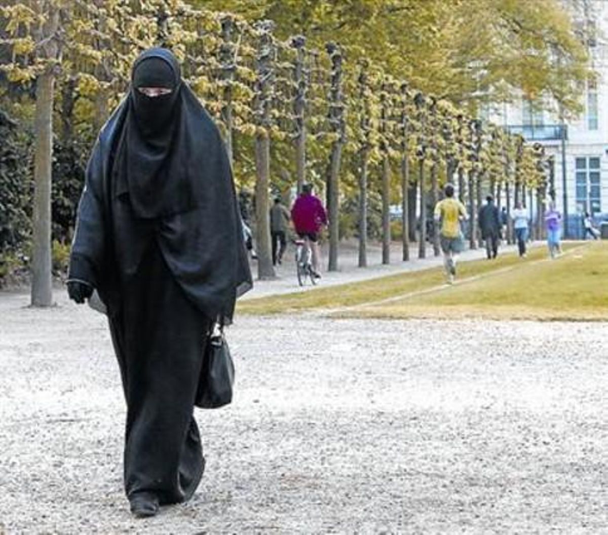 Una mujer francesa de 22 años conversa al islam y residente en Bruselas pasea con burka. Una mujer francesa de 22 años conversa al islam y residente en Bruselas pasea con burka.