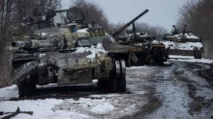 Tanques rusos destruidos tras los combates en la región de Sumy.