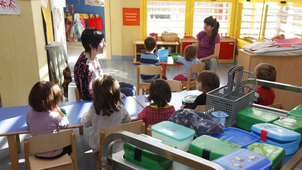 Niños merendando en una guardería. Niños merendando en una guardería.