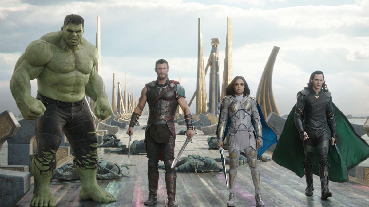 Hulk (Mark Ruffalo), Thor (Chris Hemsworth), Valkyria (Tessa Thompson) y Loki (Tom Hiddleston)