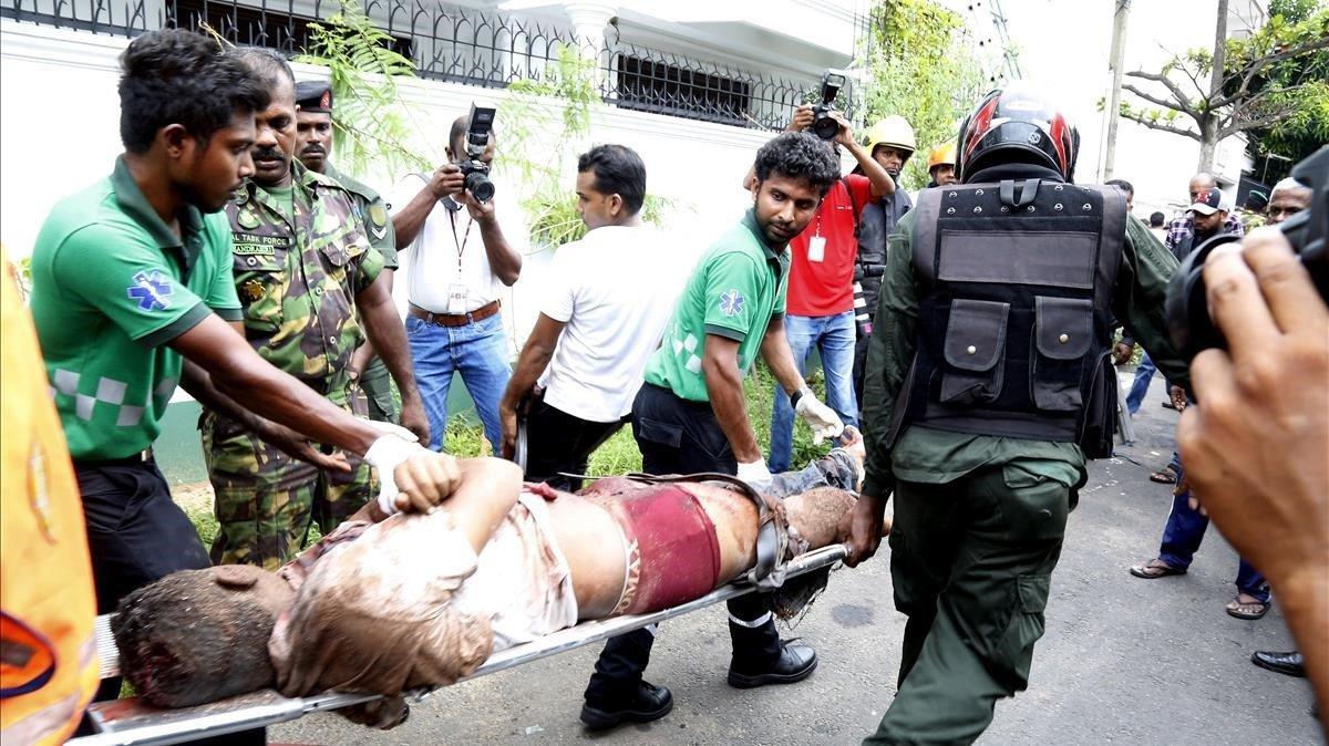 Un equipo de emergencia traslada en camilla a uno de los heridos en Colombo.