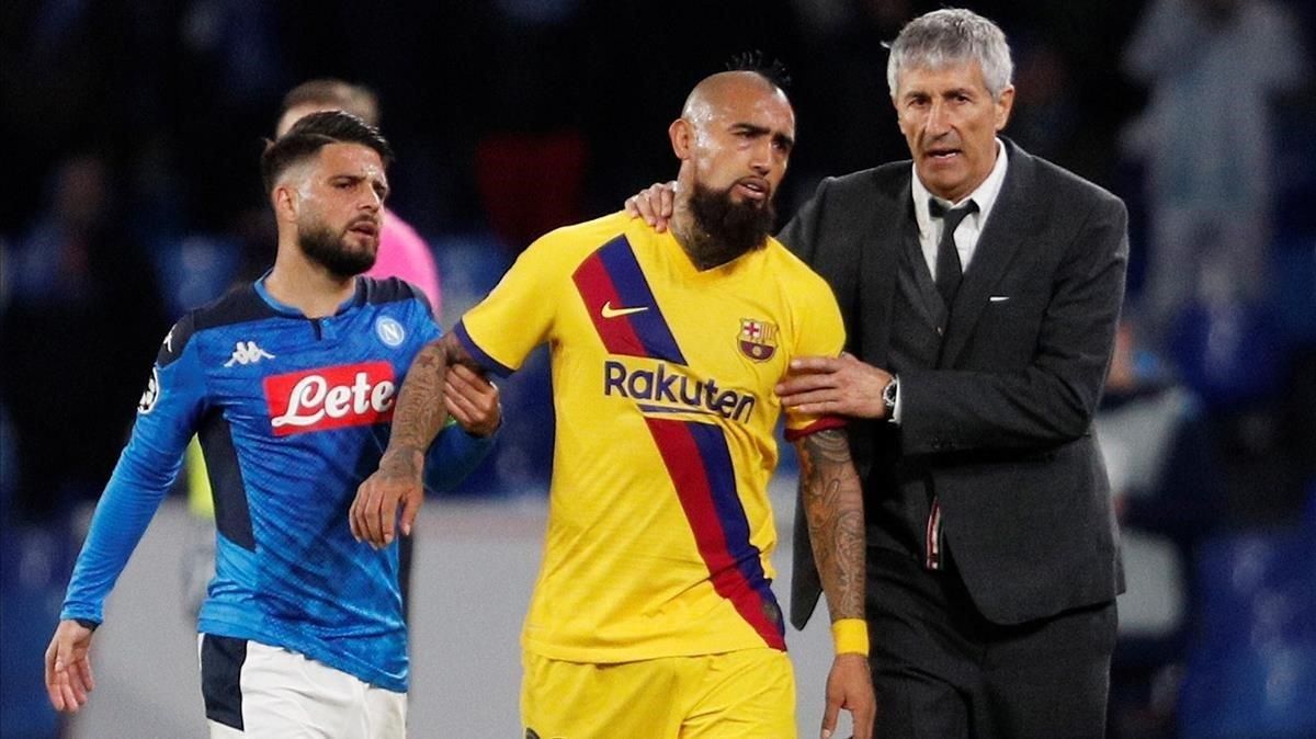 Setién y Vidal, después de que el chileno viera la tarjeta roja en Nápoles. Setién y Vidal, después de que el chileno viera la tarjeta roja en Nápoles.