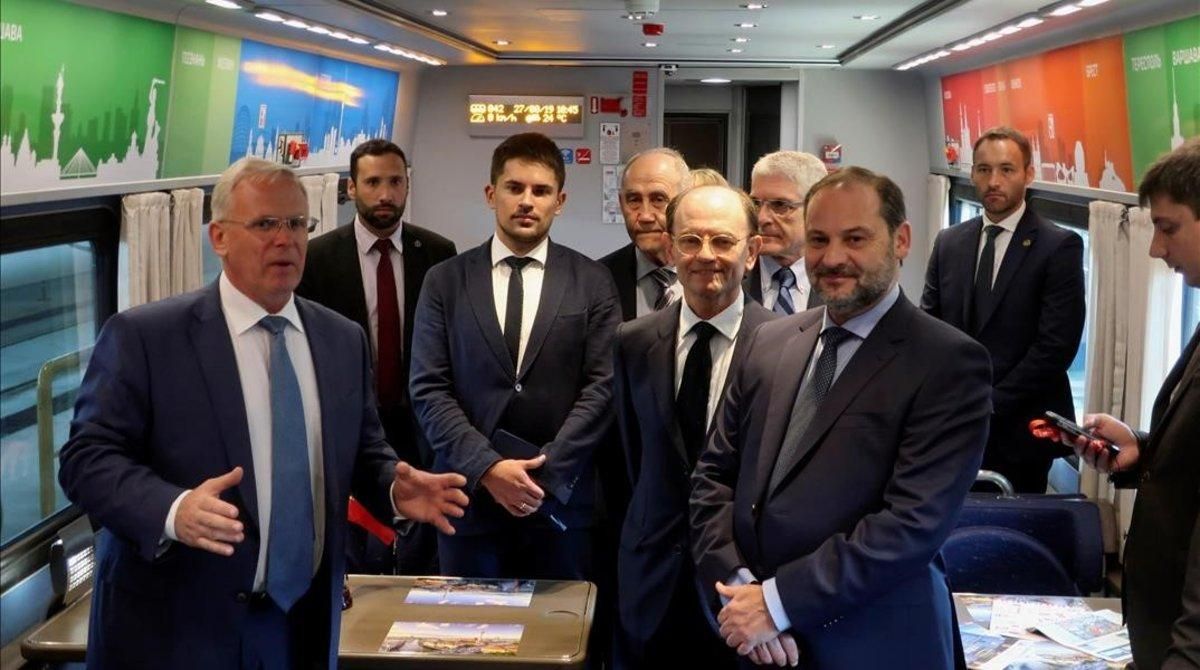 El ministro de Fomento en funciones, José Luis Ábalos (derecha en primer plano), en las instalaciones de Talgo en Moscú. El ministro de Fomento en funciones, José Luis Ábalos (derecha en primer plano), en las instalaciones de Talgo en Moscú.