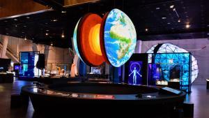 El globo terráqueo interactivo que muestra detalles del planeta.