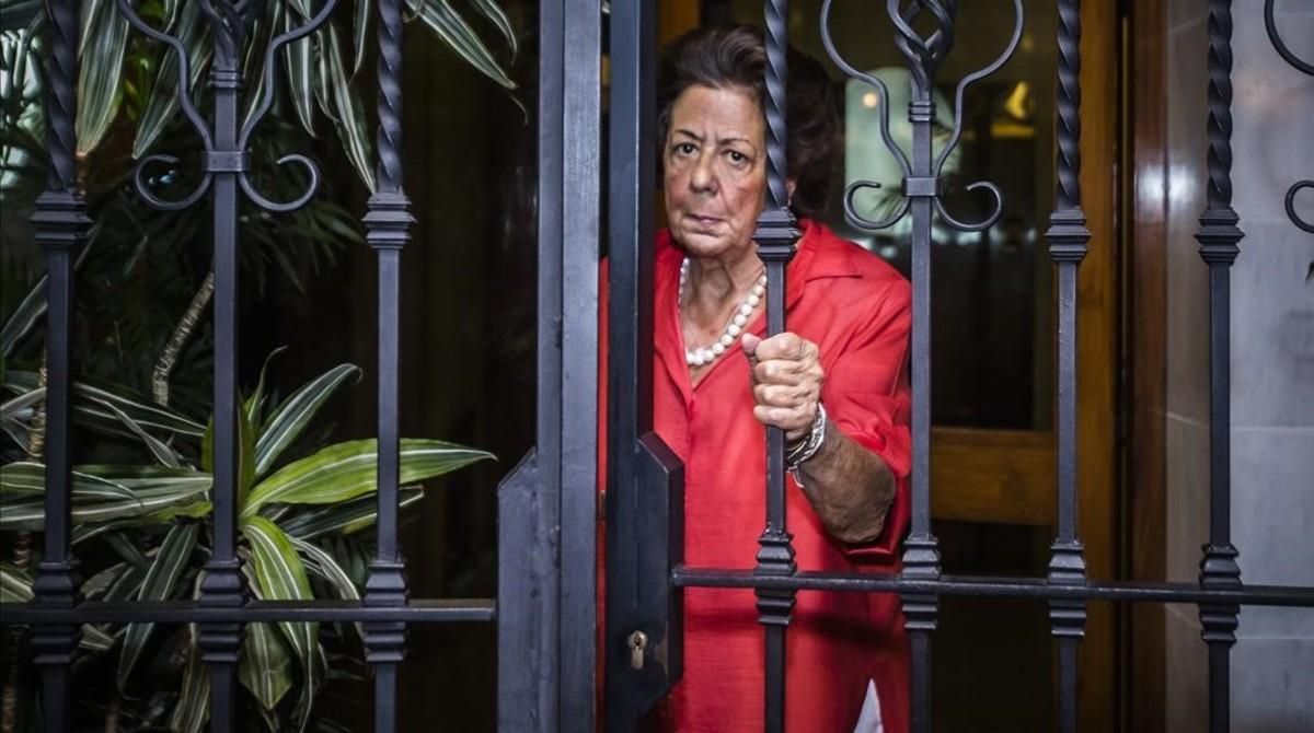 Rita Barberá, en septiembre del 2016, a la salida de su domicilio en València. Rita Barberá, en septiembre del 2016, a la salida de su domicilio en València.