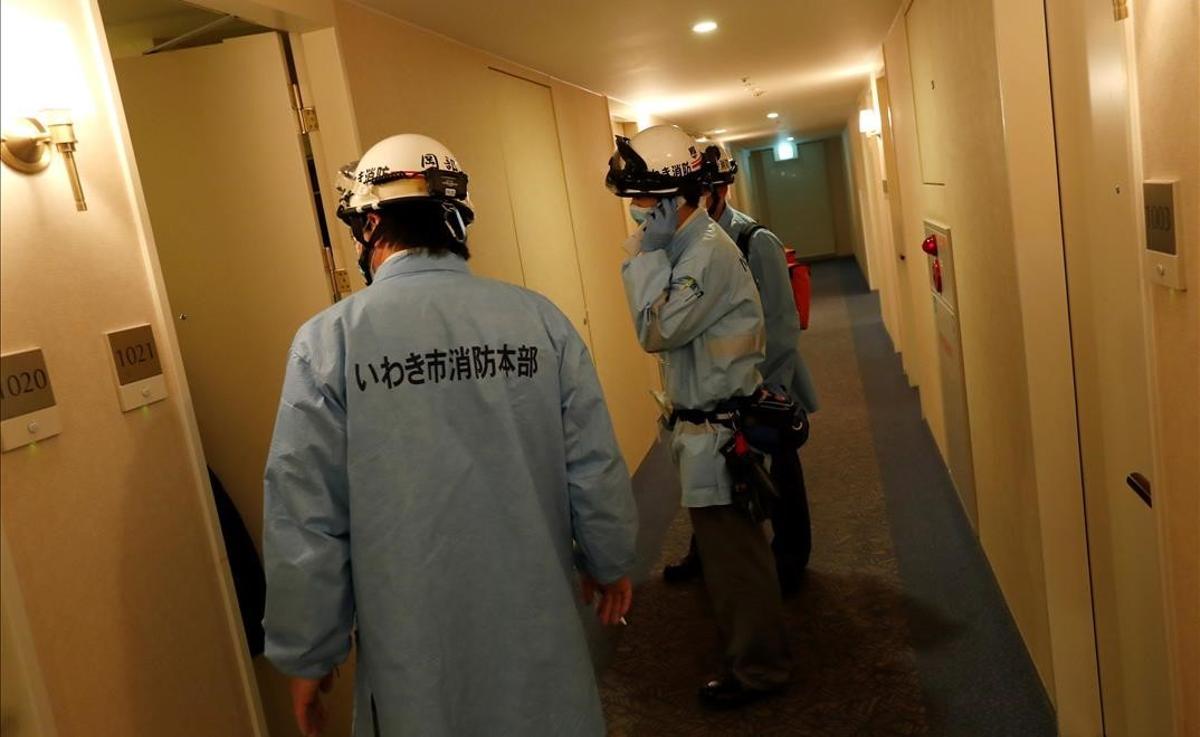 Miembros del servicio de ambulancias, en el pasillo de un hotel, tras el terremoto registrado en Iwaki, en la prefectura de Fukushima.