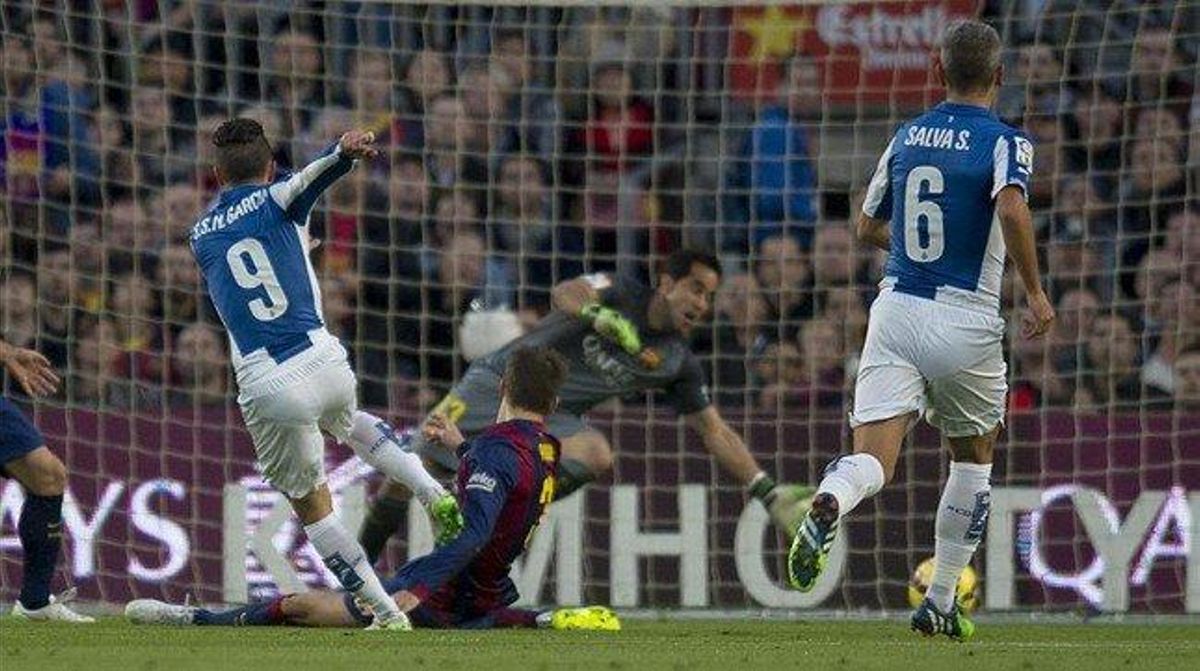 Sergio Garcia supera a Bravo y abre el marcador en el derbi del Camp Nou. Sergio Garcia supera a Bravo y abre el marcador en el derbi del Camp Nou.