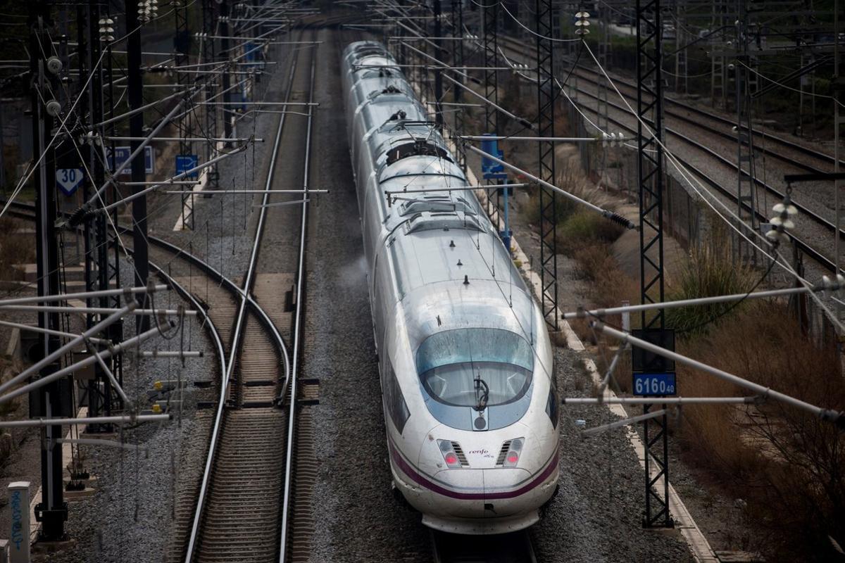 Imagen de archivo de un tren AVE saliendo de la estación de Barcelona