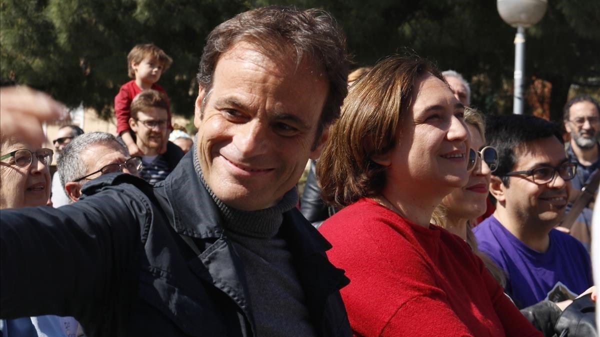 El candidato de los ’comuns’, Jaume Asens, y la alcaldesa de Barcelona, Ada Colau.