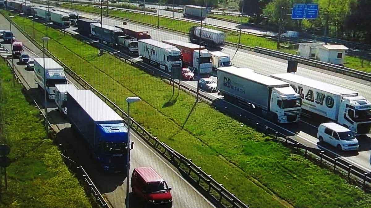 Un accident múltiple a l’AP-7, a l’altura de Sant Cugat, provoca cues quilomètriques Un accident múltiple a l’AP-7, a l’altura de Sant Cugat, provoca cues quilomètriques