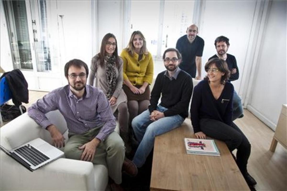 El equipo de Eleccions25n.cat en la sede de la empresa El equipo de Eleccions25n.cat en la sede de la empresa