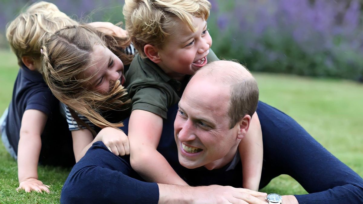 El príncipe Guillermo de Inglaterra jugando con sus tres hijos. El príncipe Guillermo de Inglaterra jugando con sus tres hijos.