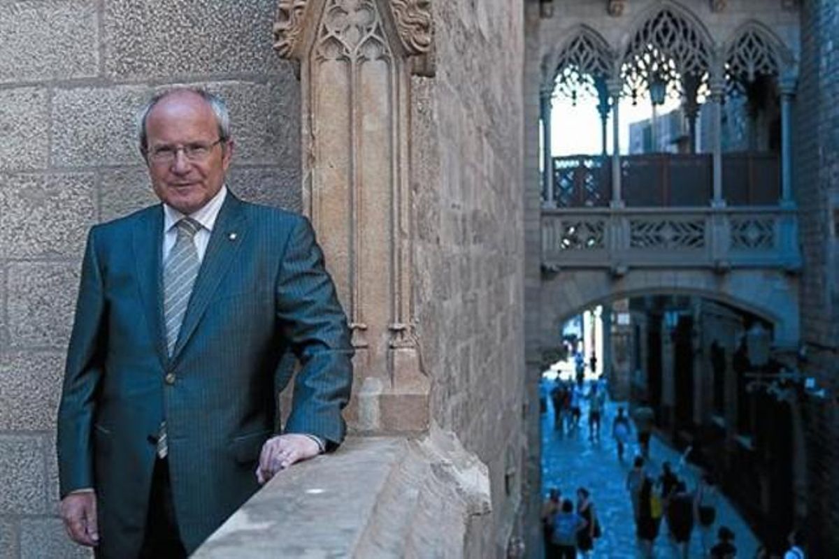 El presidente de la Generalitat, José Montilla, en un balcón del Palau de la Generalitat. El presidente de la Generalitat, José Montilla, en un balcón del Palau de la Generalitat.