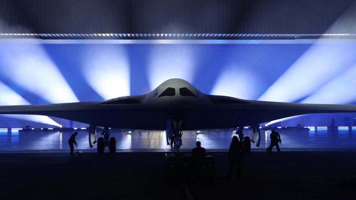 Estados Unidos presenta el primer avión de una nueva flota de bombarderos nucleares.